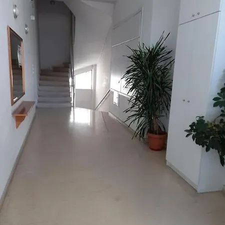 Renovated Modern 3bdr Flat W/balcony *