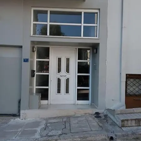 Renovated Modern 3bdr Flat W/balcony *