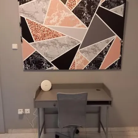 Renovated Modern 3bdr Flat W/balcony Apartment *
