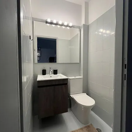 Apartment Renovated Modern 3bdr Flat W/balcony *