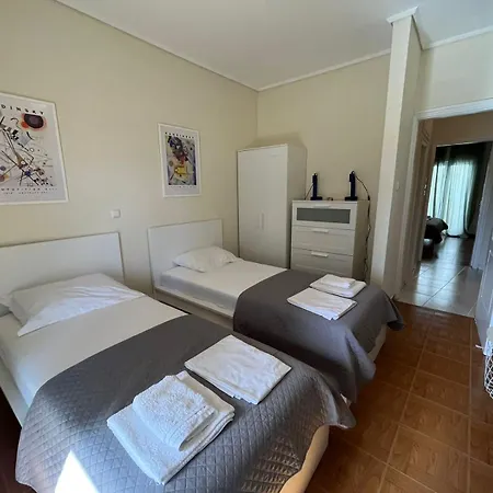 Renovated Modern 3bdr Flat W/balcony *
